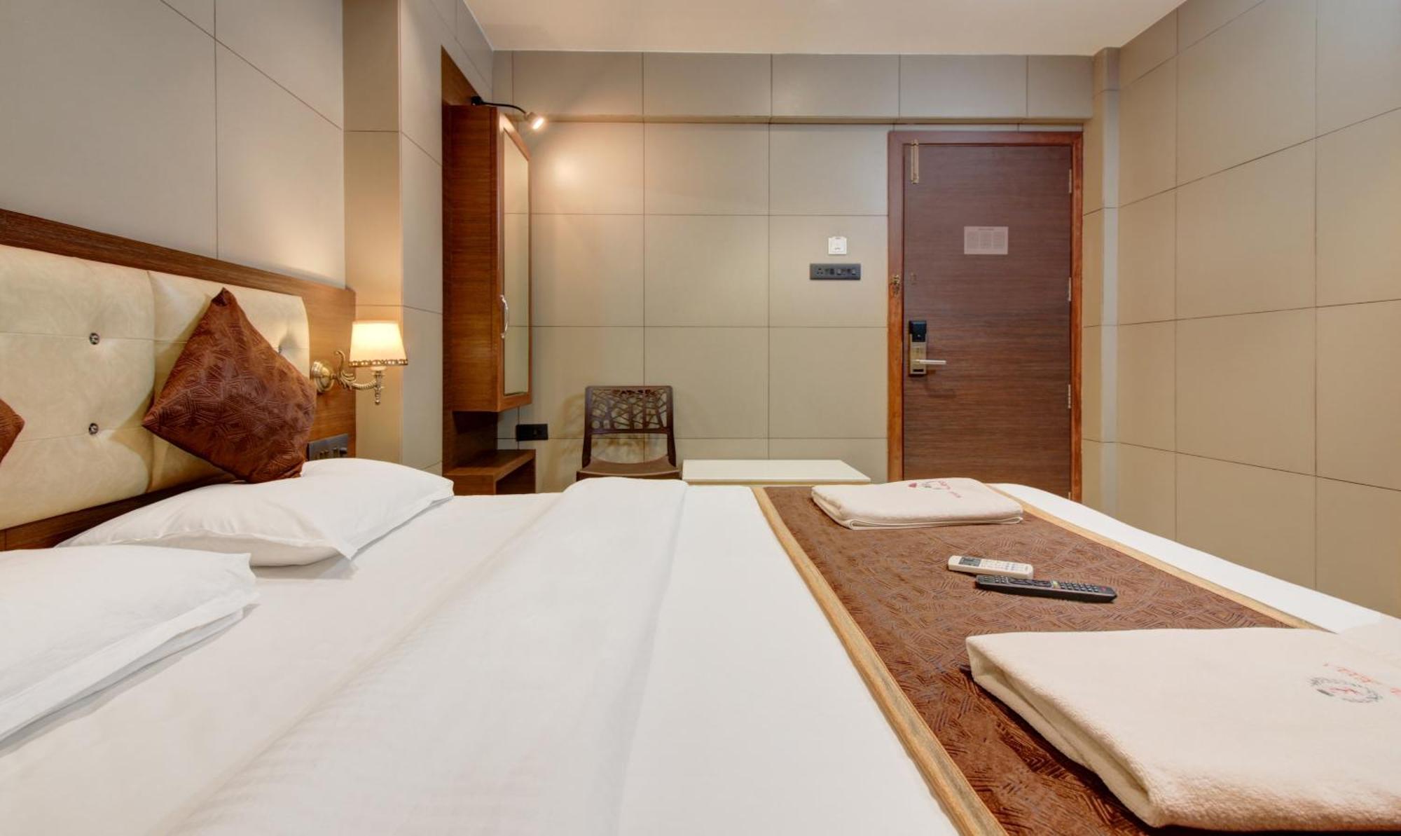 Hotel Leela Kalyān エクステリア 写真